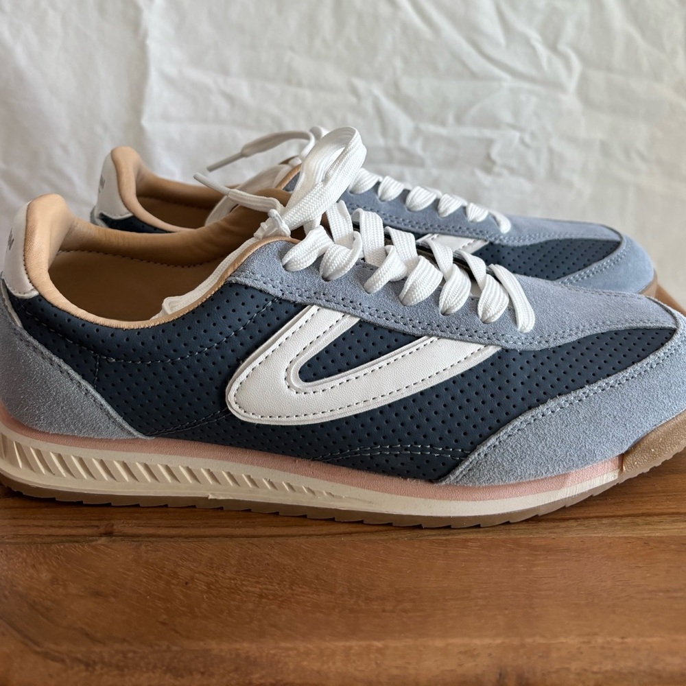 Stylish women’s Sneakers in Blue and White